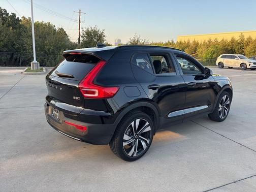 Onyx Black Metallic 2024 Volvo XC40 B5 Plus Dark Theme
