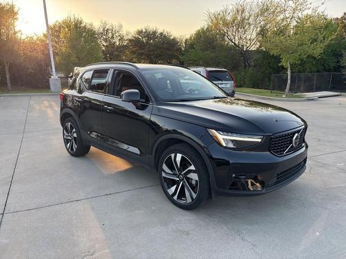 Onyx Black Metallic 2024 Volvo XC40 B5 Plus Dark Theme
