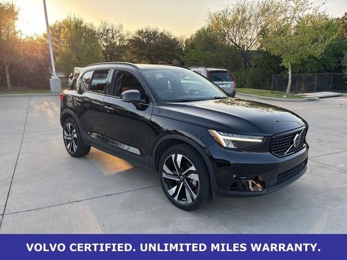 Onyx Black Metallic 2024 Volvo XC40 B5 Plus Dark Theme