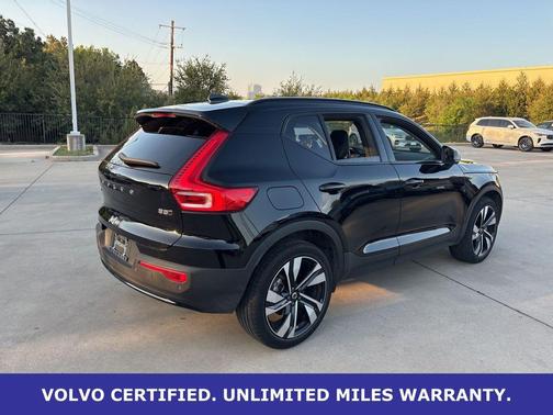 Onyx Black Metallic 2024 Volvo XC40 B5 Plus Dark Theme