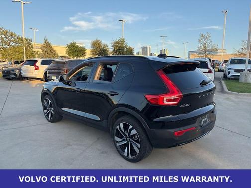 Onyx Black Metallic 2024 Volvo XC40 B5 Plus Dark Theme