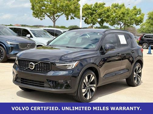 Onyx Black Metallic 2024 Volvo XC40 B5 Plus Dark Theme
