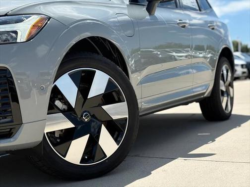 2025 Volvo XC60 Plug-In Hybrid T8 Plus
