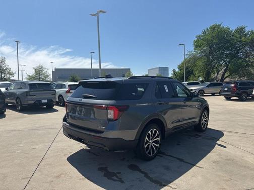 Carbonized Gray Metallic 2025 Ford Explorer ST-Line