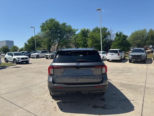 Carbonized Gray Metallic 2025 Ford Explorer ST-Line