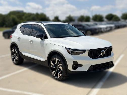 Crystal White 2026 Volvo XC40 B5 Plus