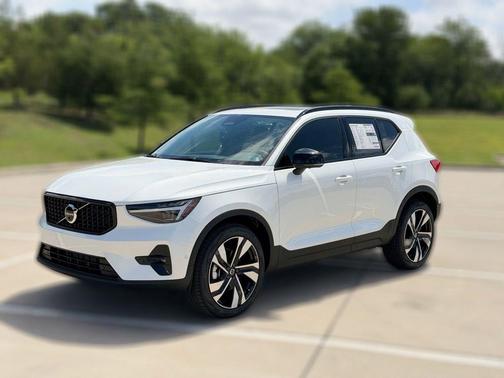 Crystal White 2026 Volvo XC40 B5 Plus