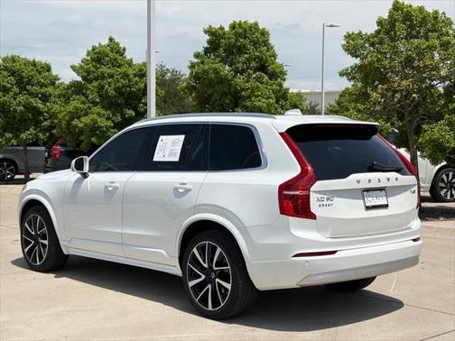2022 Volvo XC90 T6 Momentum