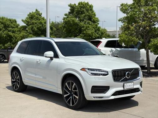 2022 Volvo XC90 T6 Momentum