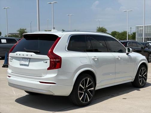 2022 Volvo XC90 T6 Momentum