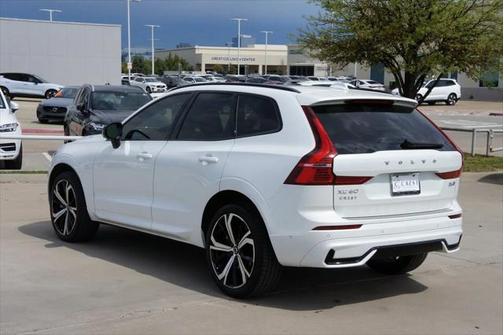 2022 Volvo XC60 B6 R-Design