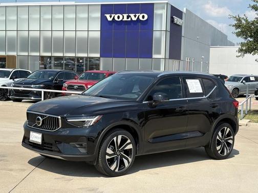 2025 Volvo XC40 B5 Plus Bright Theme
