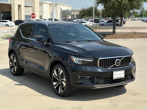 2025 Volvo XC40 B5 Plus Bright Theme