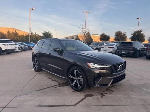 2023 Volvo XC60 B6 Ultimate Dark Theme