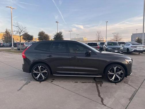 2023 Volvo XC60 B6 Ultimate Dark Theme