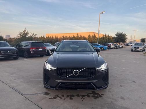 2023 Volvo XC60 B6 Ultimate Dark Theme