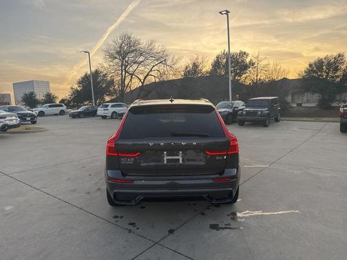 2023 Volvo XC60 B6 Ultimate Dark Theme