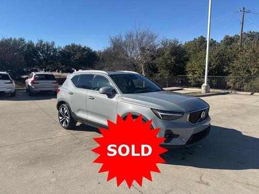 2025 Volvo XC40 B5 Plus Bright Theme