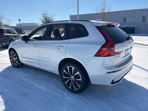 2023 Volvo XC60 B6 Ultimate Dark Theme