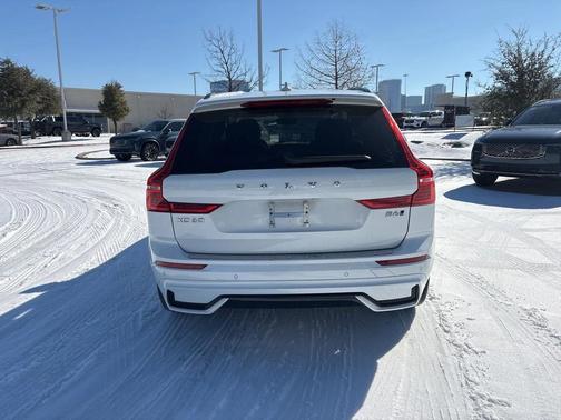 2023 Volvo XC60 B6 Ultimate Dark Theme