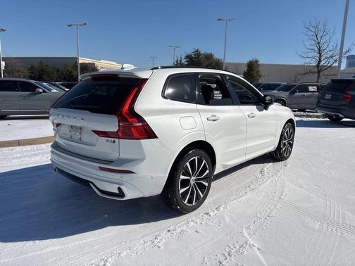 2023 Volvo XC60 B6 Ultimate Dark Theme