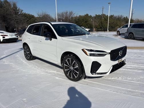 2023 Volvo XC60 B6 Ultimate Dark Theme