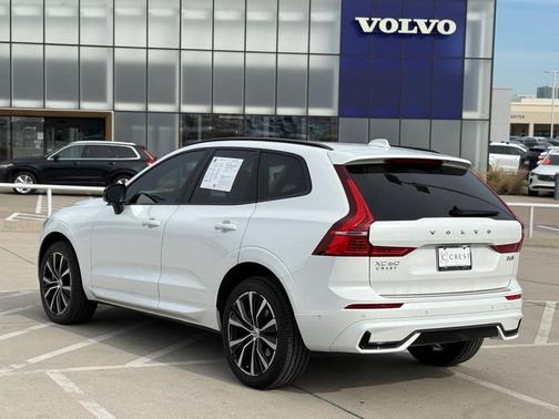 2023 Volvo XC60 B6 Ultimate Dark Theme