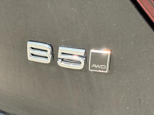 2025 Volvo XC40 B5 Ultra Dark Theme