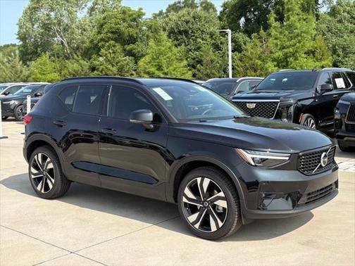 2025 Volvo XC40 B5 Ultra Dark Theme