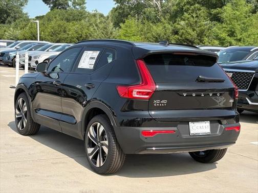 2025 Volvo XC40 B5 Ultra Dark Theme