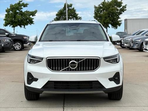 2023 Volvo XC40 B5 Plus Bright Theme