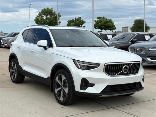 2023 Volvo XC40 B5 Plus Bright Theme