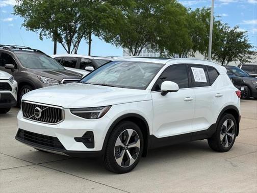 2023 Volvo XC40 B5 Plus Bright Theme