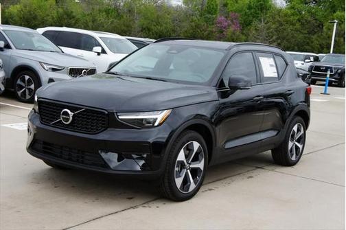 2025 Volvo XC40 B5 Plus Dark Theme