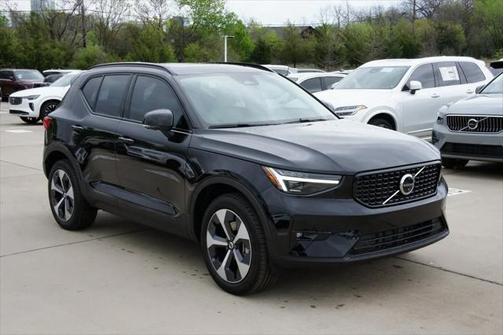 2025 Volvo XC40 B5 Plus Dark Theme