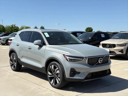 2025 Volvo XC40 B5 Ultra Bright Theme