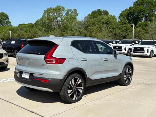 2025 Volvo XC40 B5 Ultra Bright Theme