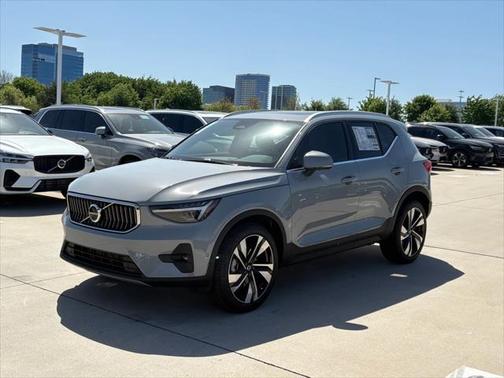 2025 Volvo XC40 B5 Ultra Bright Theme