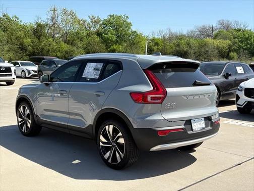 2025 Volvo XC40 B5 Ultra Bright Theme