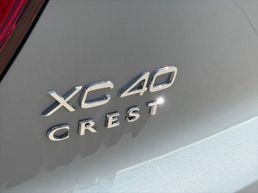2025 Volvo XC40 B5 Ultra Bright Theme