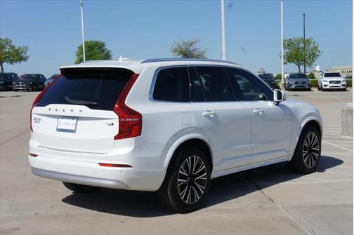 2022 Volvo XC90 T6 Momentum