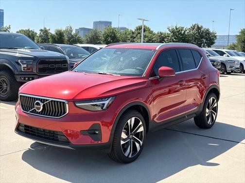 2025 Volvo XC40 B5 Ultra Bright Theme
