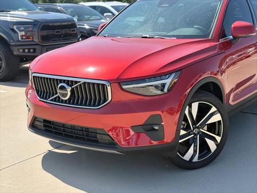2025 Volvo XC40 B5 Ultra Bright Theme