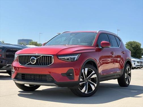 2025 Volvo XC40 B5 Ultra Bright Theme