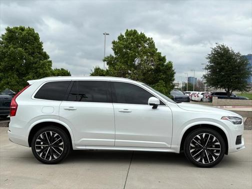 2022 Volvo XC90 T6 Momentum