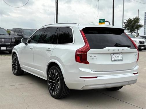2022 Volvo XC90 T6 Momentum