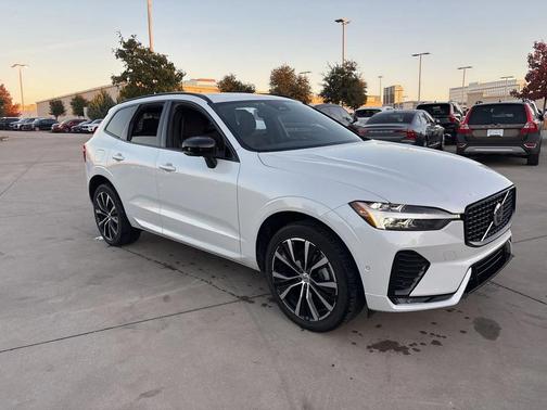 2024 Volvo XC60 B5 Plus Dark Theme