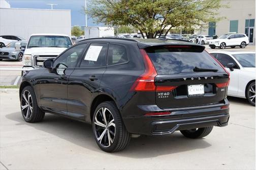 2022 Volvo XC60 B6 R-Design