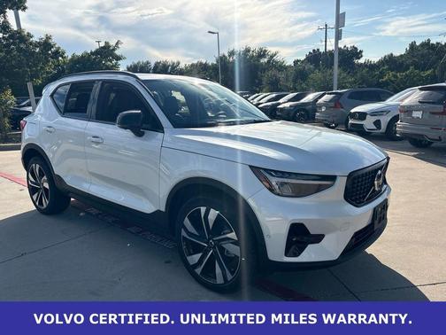 Crystal White 2025 Volvo XC40 B5 Plus Dark Theme
