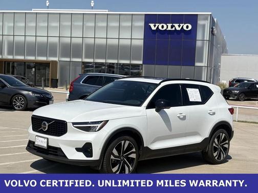 2025 Volvo XC40 B5 Plus Dark Theme